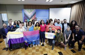 Foto dos empossados na Comissão Municipal dos Direitos Humanos e Cidadania de Pessoas LGBTQIA+