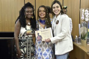 Lorena Rodrigues recebe homenagem na Assembleia