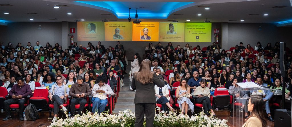 Público e palestrante no terceiro Congresso Mineiro de Psicologia.