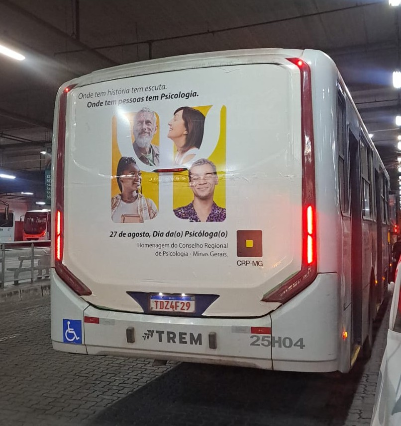 Ônibus com imagem da campanha do Dia Psi estampada na traseira.
